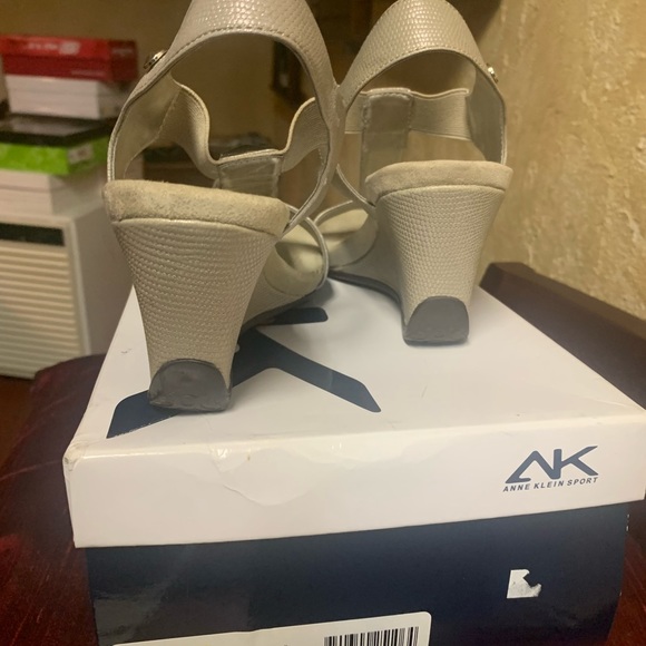 Ann Klein wedged sandals - Picture 2 of 2